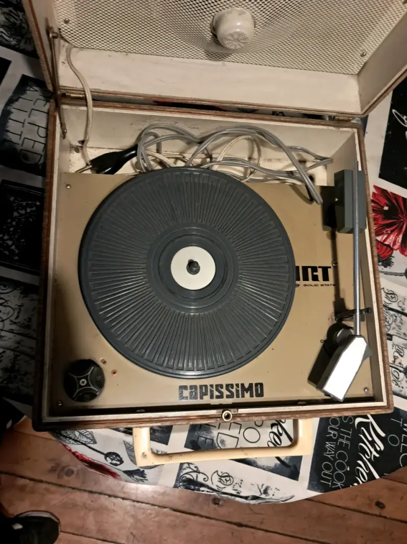 Caja de madera vintage con altavoz - 4