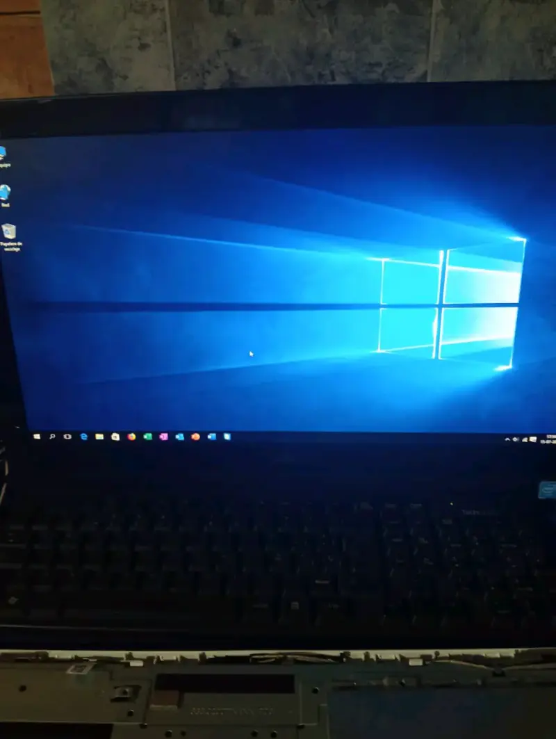 Laptop ASUS con pantalla grande y Windows 10 - 1