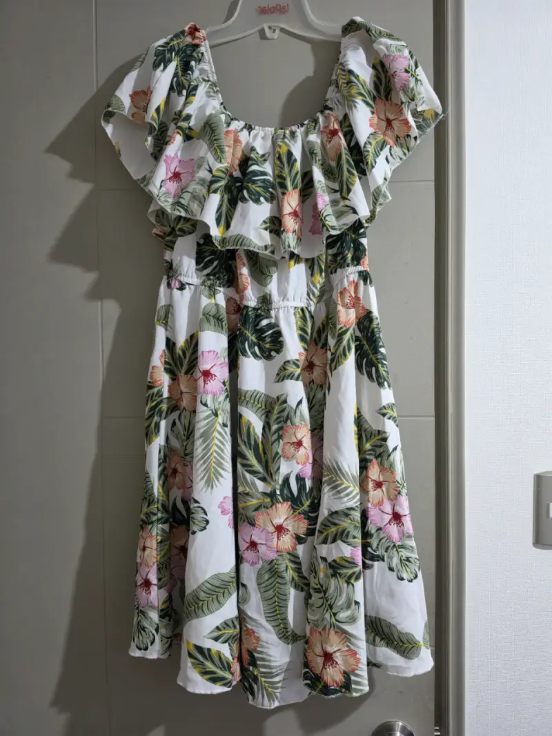 Vestido floral con volantes tropicales