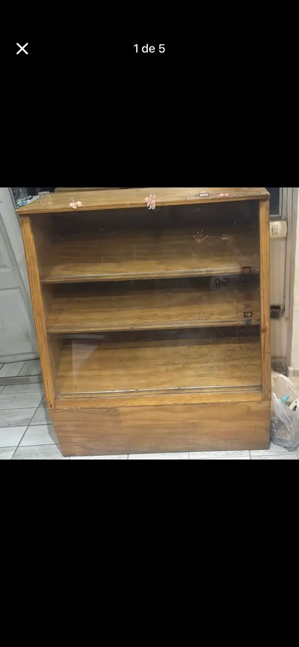 Vitrina de madera con estantes de vidrio