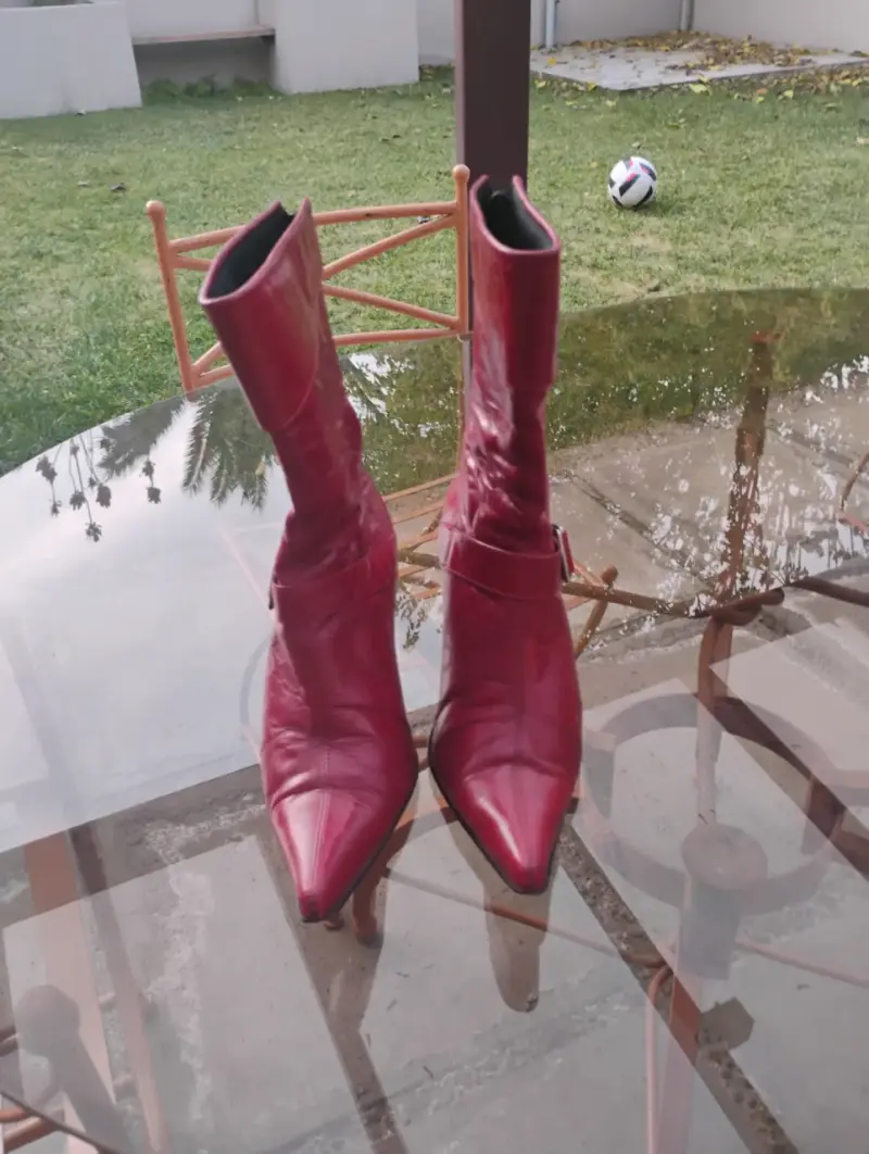 Botas rojas de cuero con tacón fino - 1