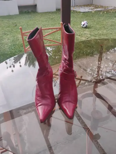 Botas rojas de cuero con tacón fino - miniatura 1
