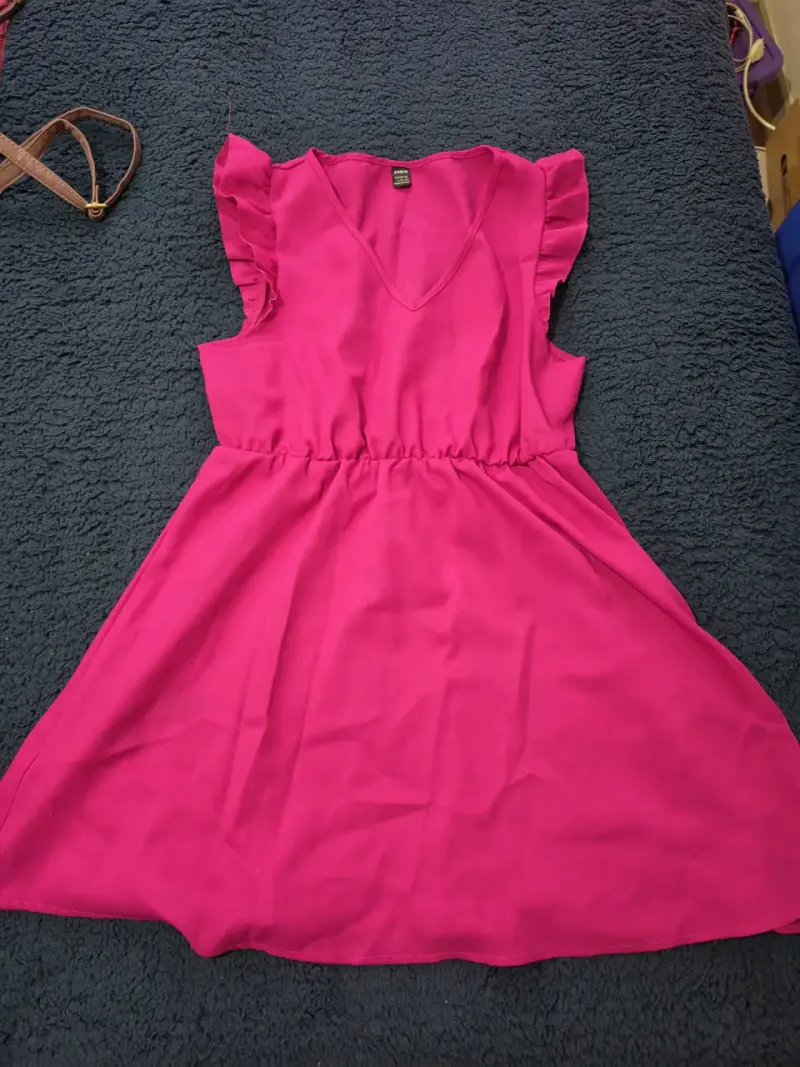 Vestido fucsia con volantes en mangas