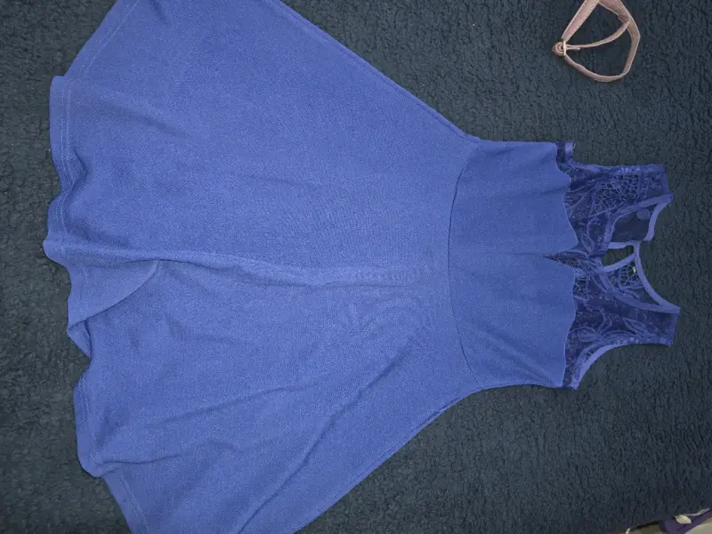 Vestido azul con encaje sin mangas