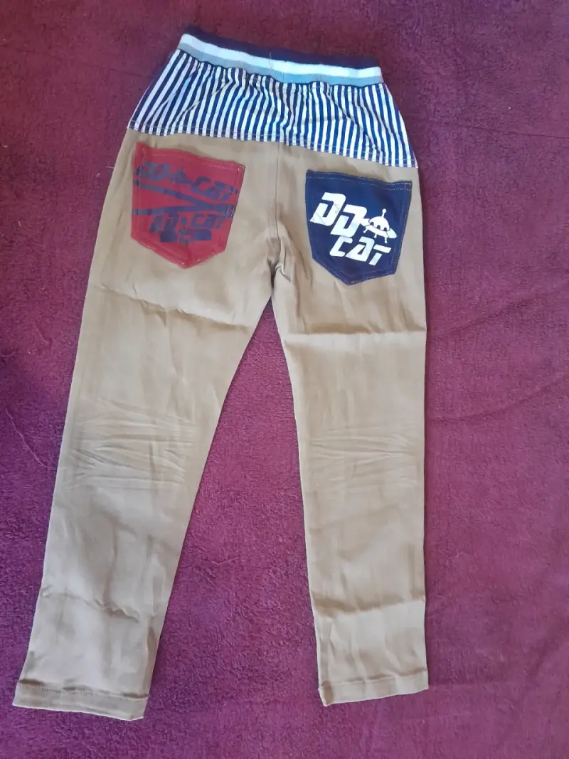 Pantalones infantiles con diseño de bolsillo - 1