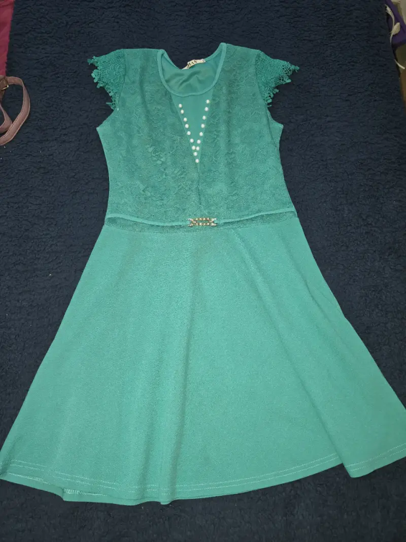 Vestido verde con encaje y detalles de perlas