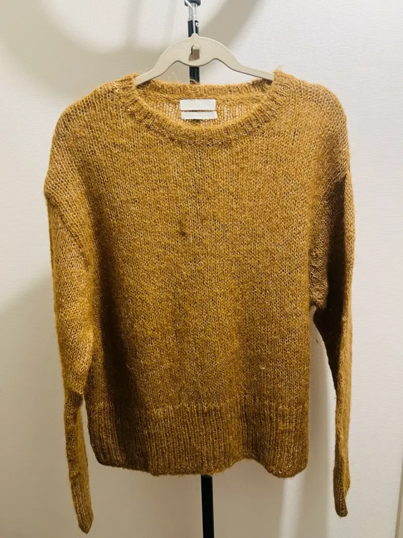 Suéter de lana color mostaza para mujer