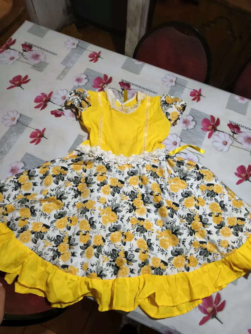 Vestido infantil amarillo con flores - 1