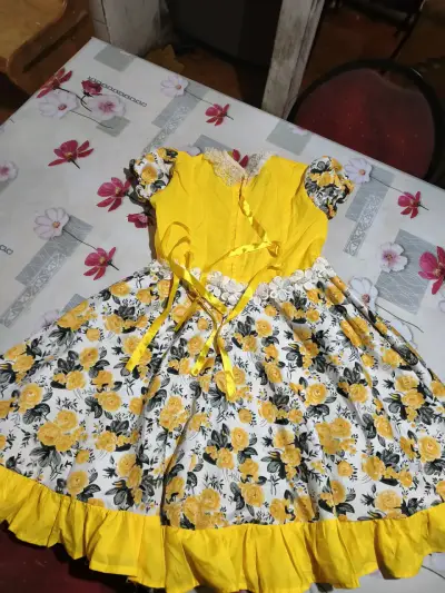 Vestido infantil amarillo con flores - miniatura 2