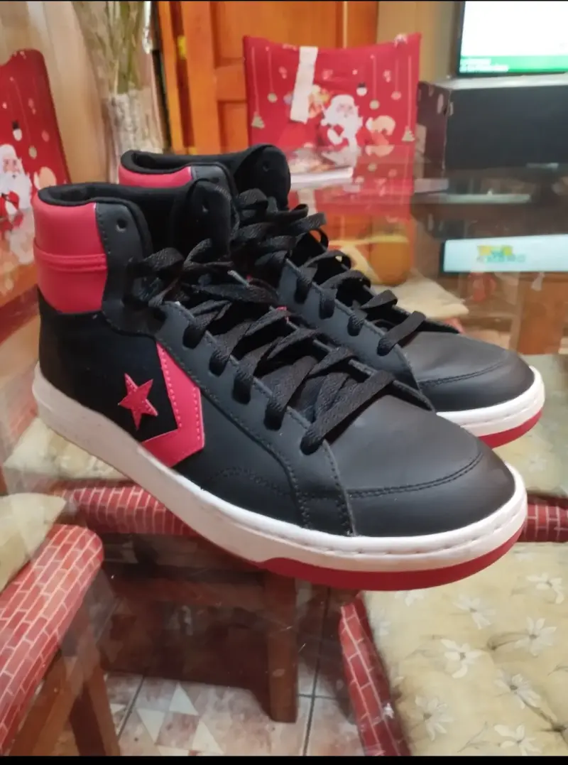 Zapatillas deportivas negras y rojas de caña alta - 1