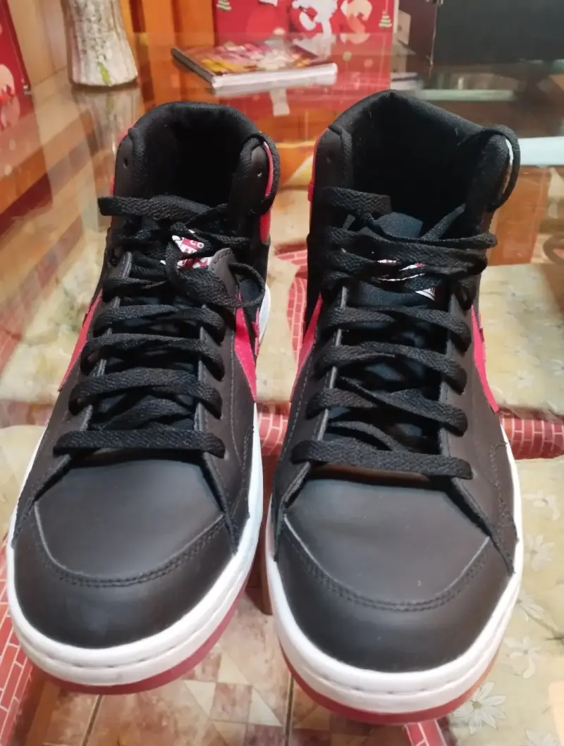 Zapatillas deportivas negras y rojas de caña alta - 2
