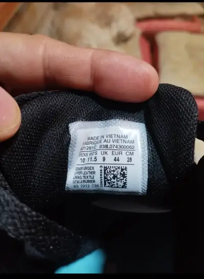 Zapatillas deportivas negras y rojas de caña alta - miniatura 3