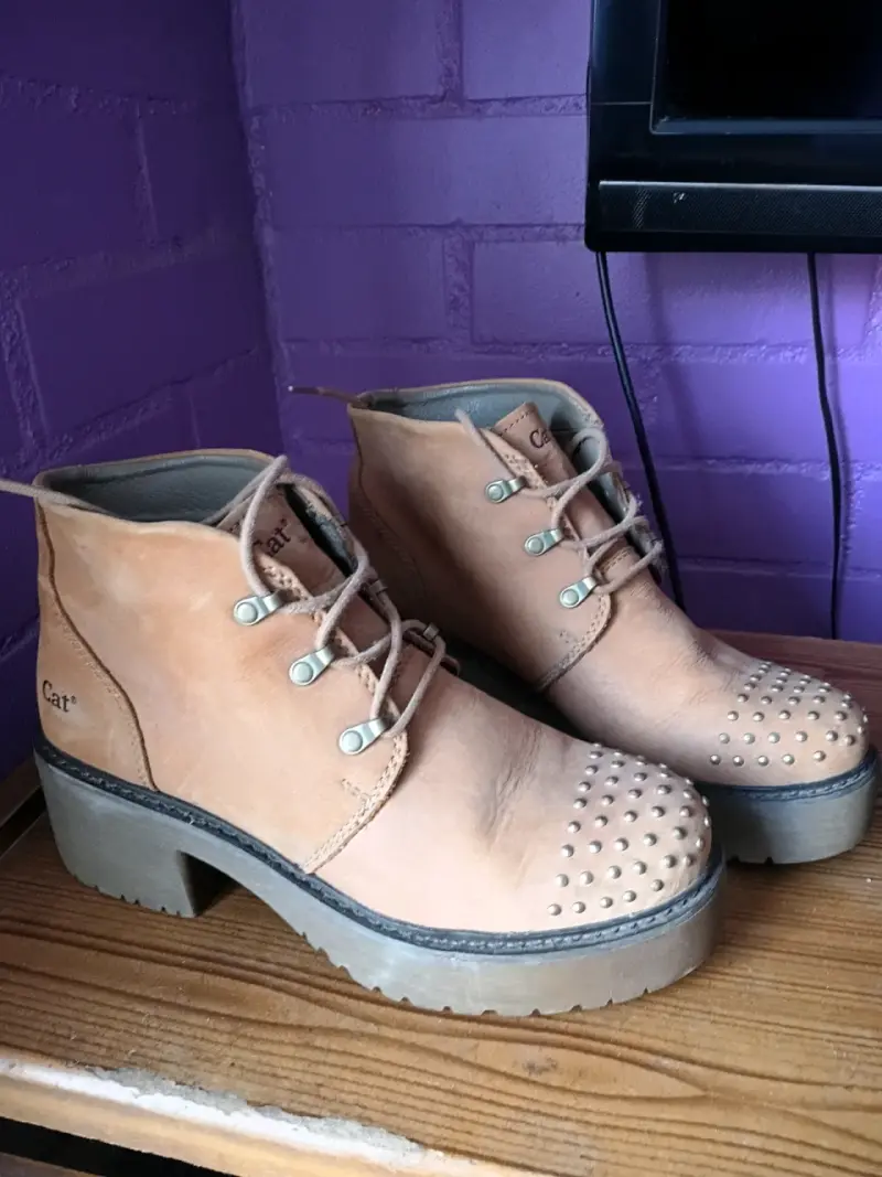Botines de cuero Cat con tachas - 1