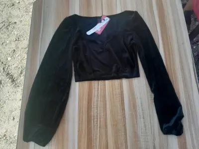 Top de terciopelo negro con mangas largas - miniatura 1