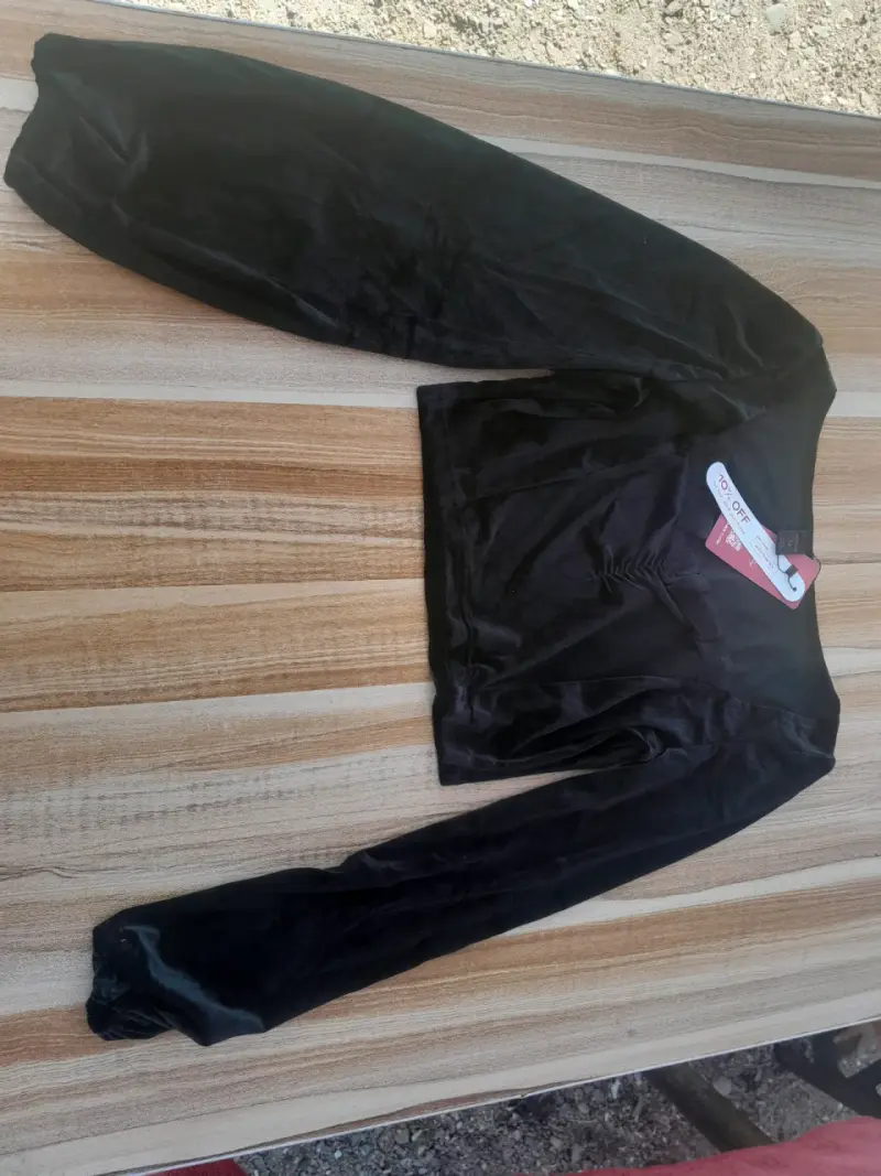 Top de terciopelo negro con mangas largas - 2