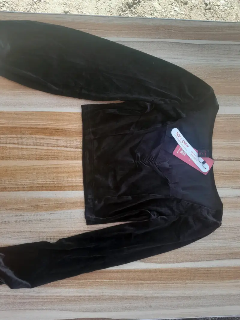 Top de terciopelo negro con mangas largas - 3