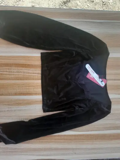 Top de terciopelo negro con mangas largas - miniatura 3