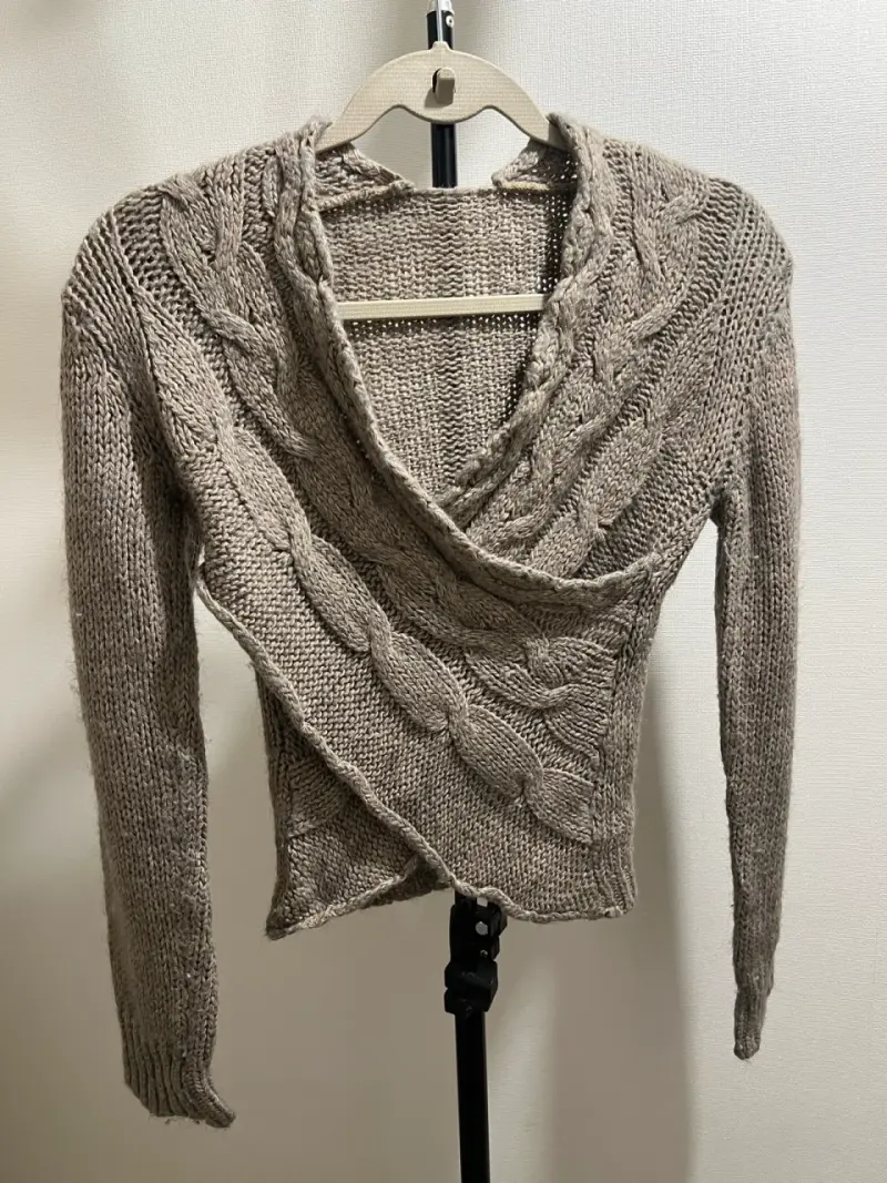 Suéter de lana trenzado beige para mujer