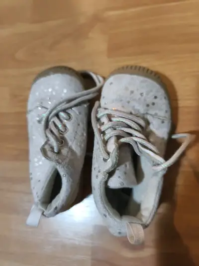 Zapatos de bebé con diseño brillante - miniatura 1