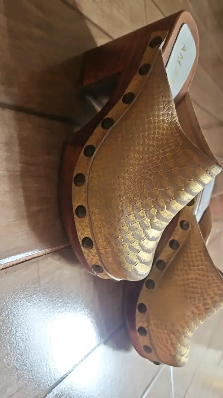 Zuecos dorados de cuero AMANO - 2