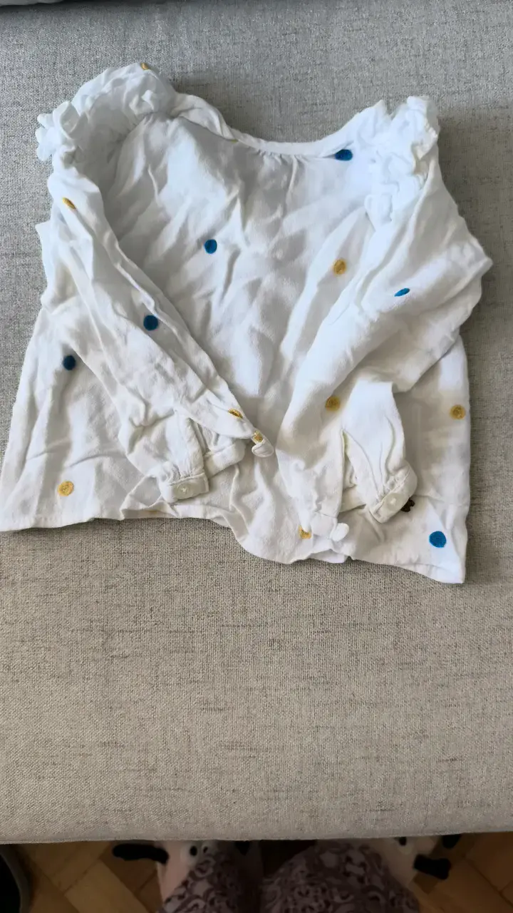 Blusa blanca con lunares coloridos para mujer - 1