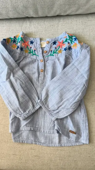Blusa blanca con lunares coloridos para mujer - miniatura 3