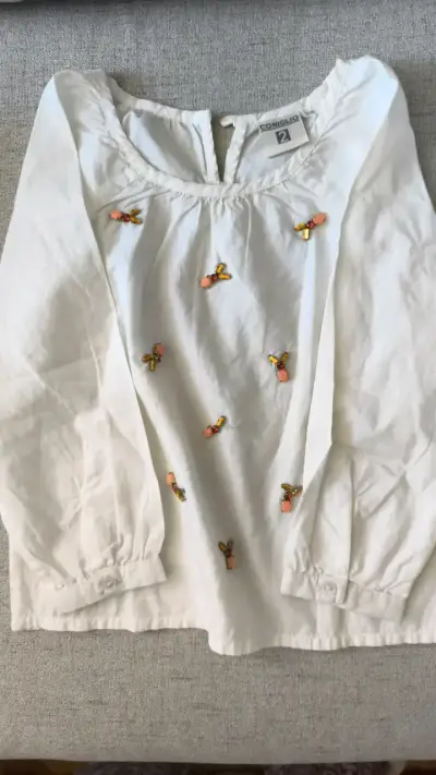 Blusa blanca con lunares coloridos para mujer - miniatura 4