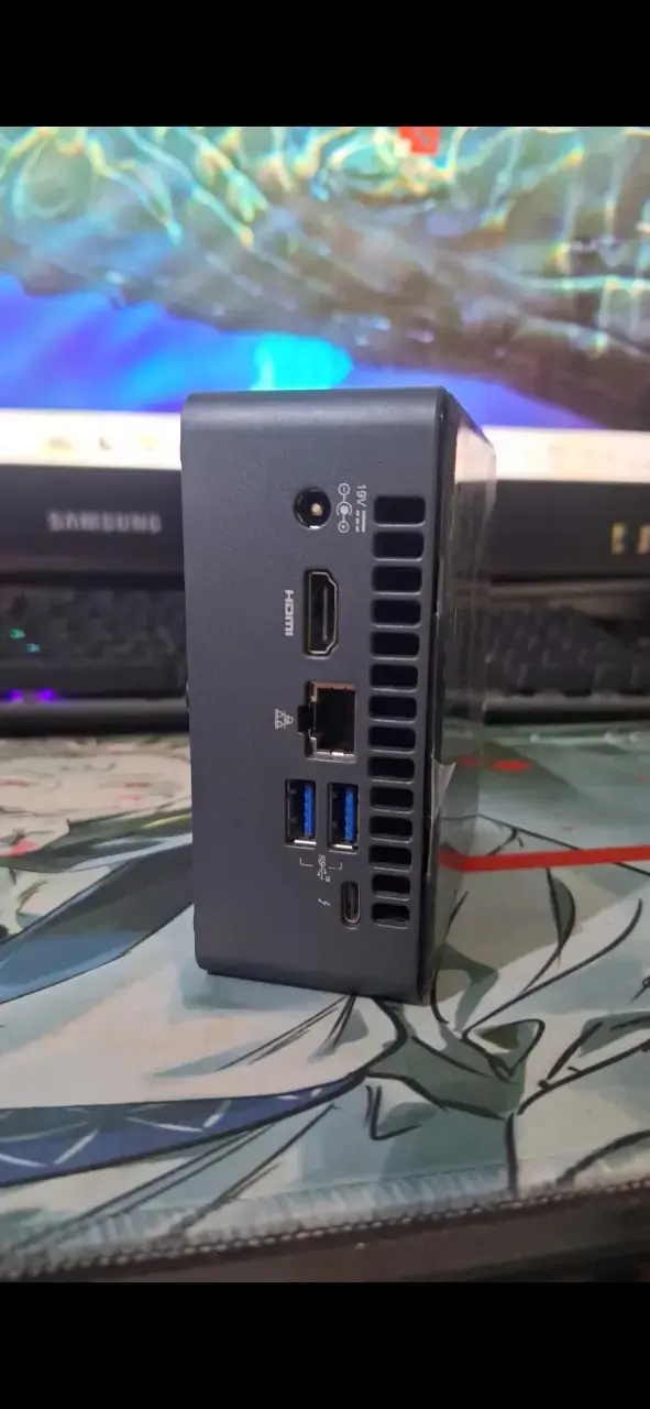 Mini PC compacto con múltiples puertos - 1