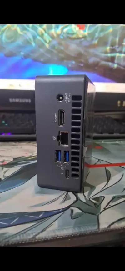 Mini PC compacto con múltiples puertos - miniatura 1