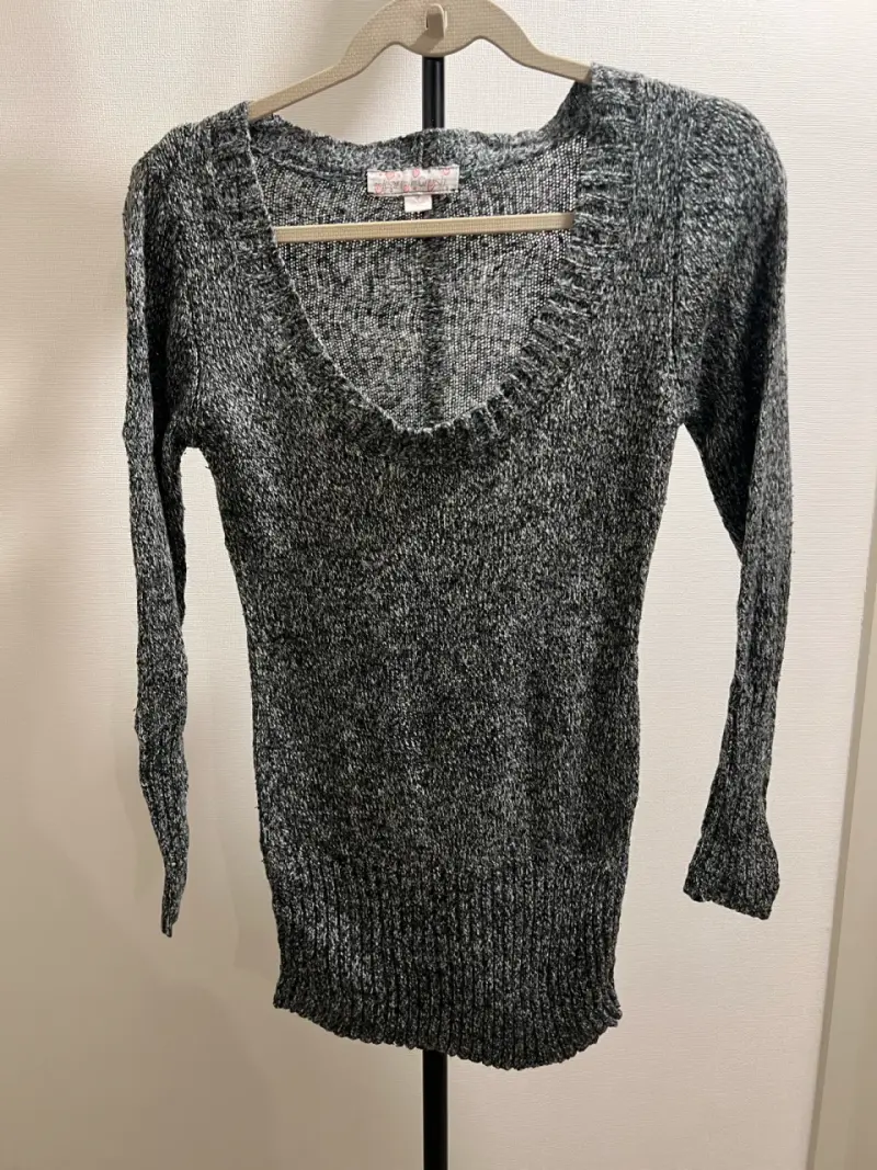 Suéter gris de punto para mujer