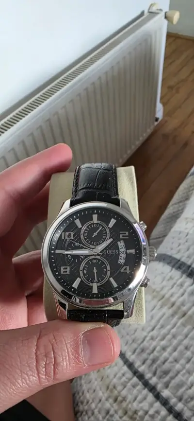 Reloj Guess cronógrafo de cuero negro - miniatura 1