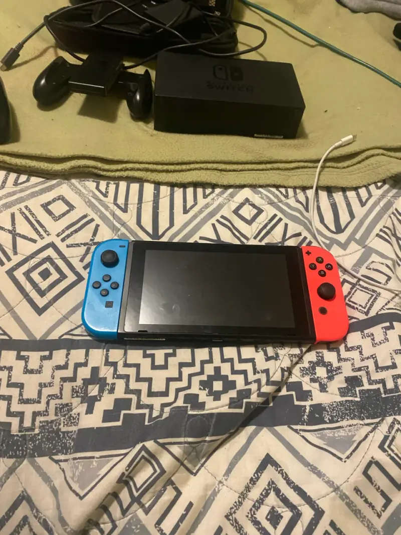 Consola Nintendo Switch con Joy-Con rojo y azul - 1
