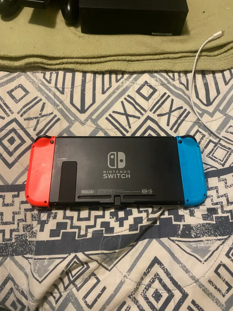 Consola Nintendo Switch con Joy-Con rojo y azul - 2