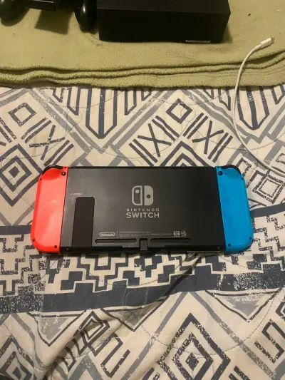 Consola Nintendo Switch con Joy-Con rojo y azul - miniatura 2