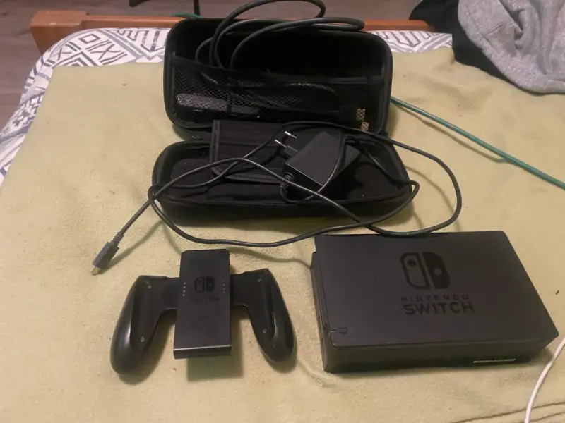 Consola Nintendo Switch con Joy-Con rojo y azul - 3