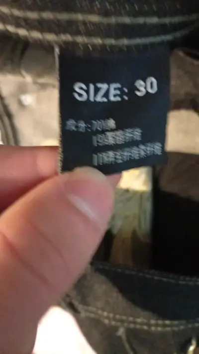 Jeans negros con diseño dorado para hombre - miniatura 3