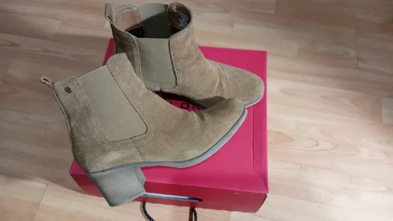 Botines de gamuza beige con tacón - 1