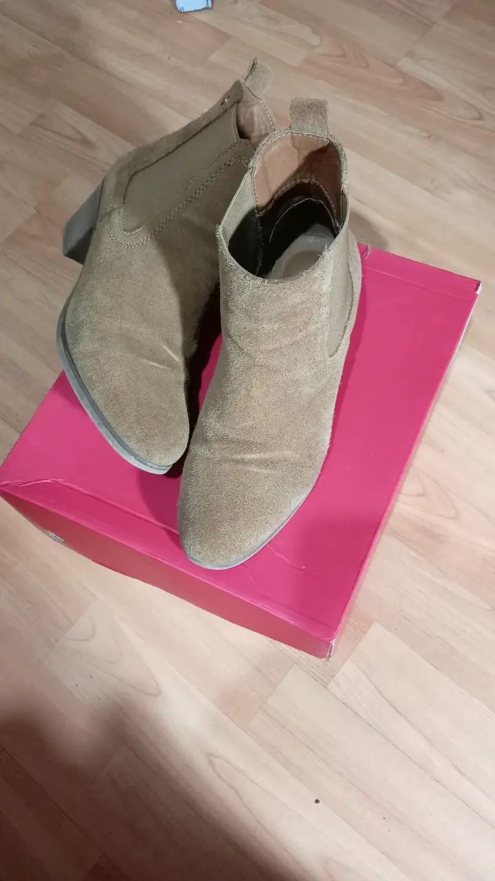 Botines de gamuza beige con tacón - 2