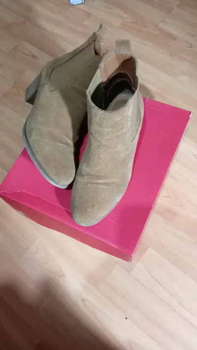Botines de gamuza beige con tacón - miniatura 2