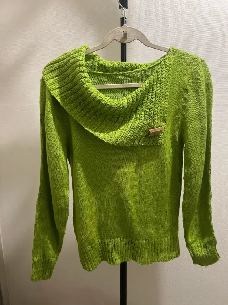 Suéter verde con cuello amplio