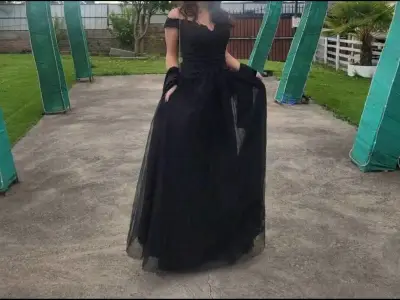 Vestido de gala negro elegante - miniatura 1