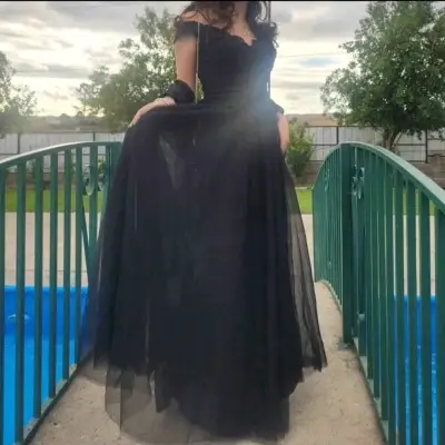 Vestido de gala negro elegante - miniatura 3
