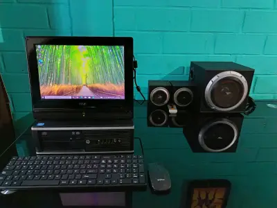 Computador HP con monitor tv y parlantes - miniatura 1