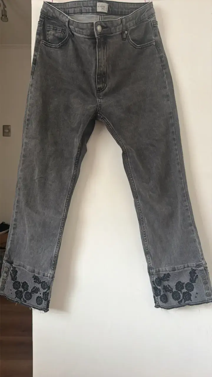 Jeans grises con bordado floral - 1