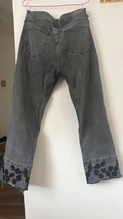 Jeans grises con bordado floral - miniatura 2