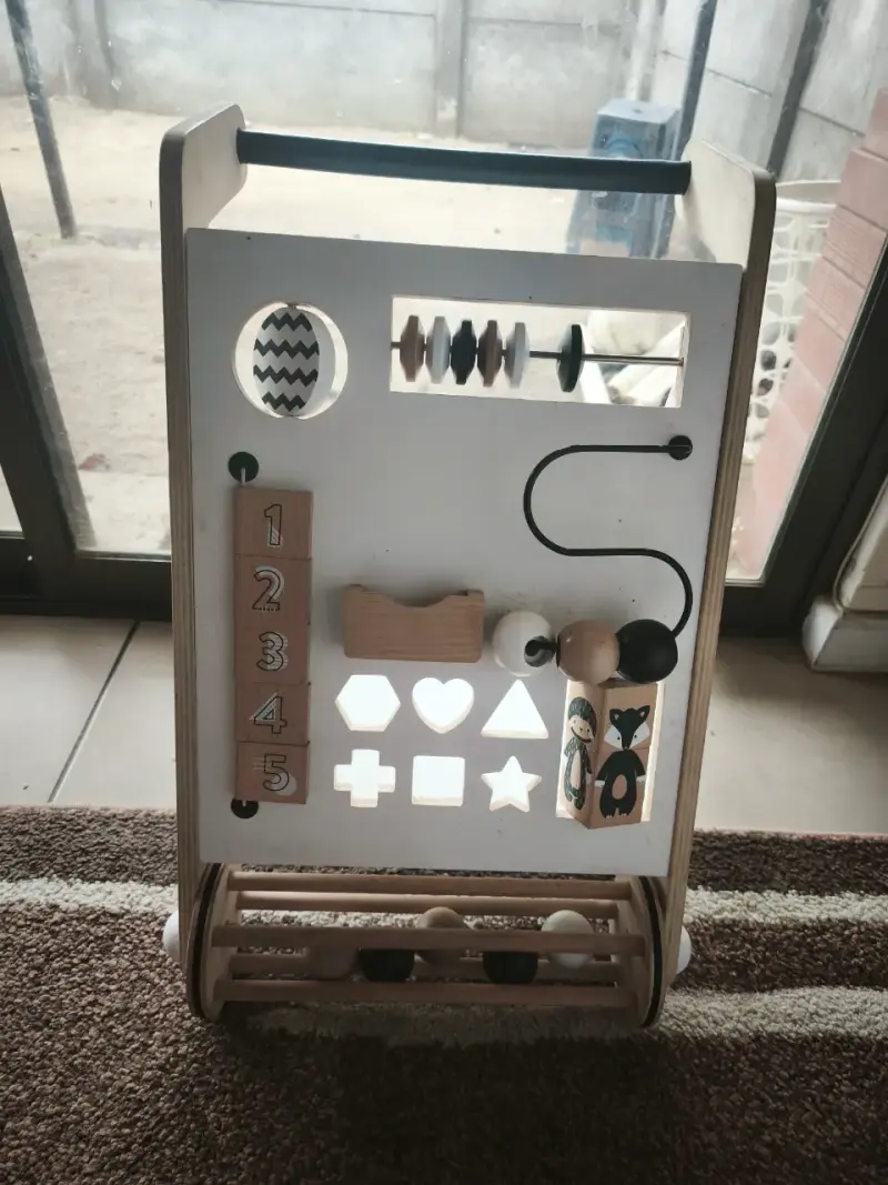 Andador de madera para bebés con actividades - 1