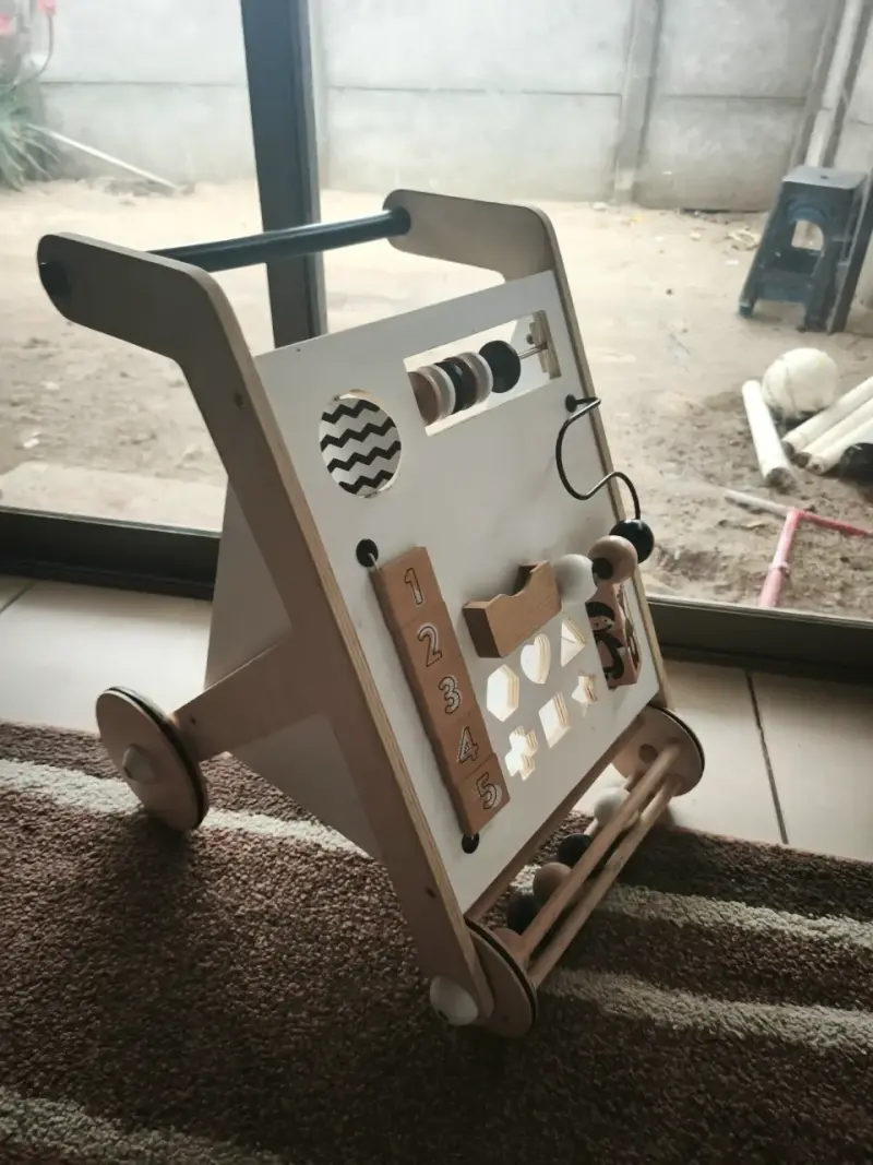 Andador de madera para bebés con actividades - 2