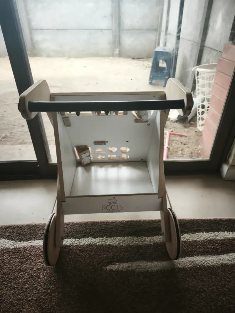 Andador de madera para bebés con actividades - 3