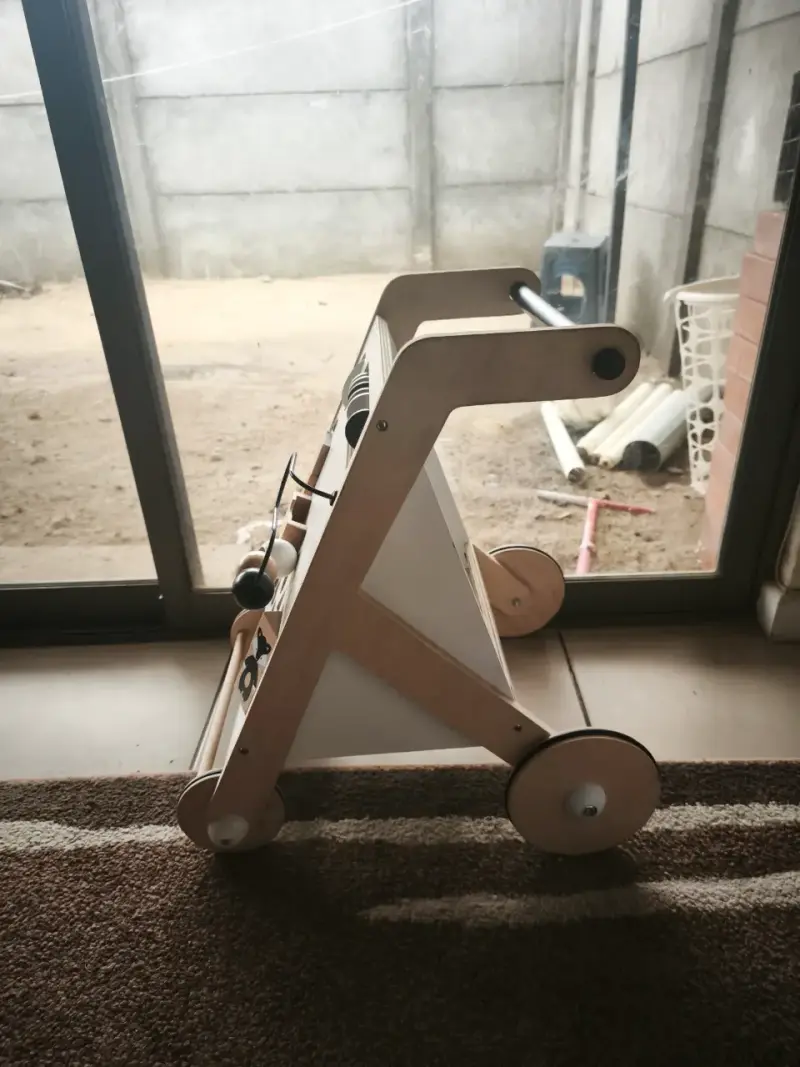 Andador de madera para bebés con actividades - 4