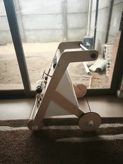 Andador de madera para bebés con actividades - miniatura 4